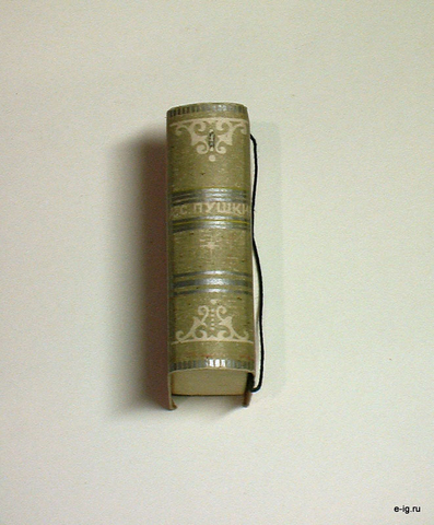 Сюрпризница «Сказки Пушкина» в форме книги — вид корешка/бока.