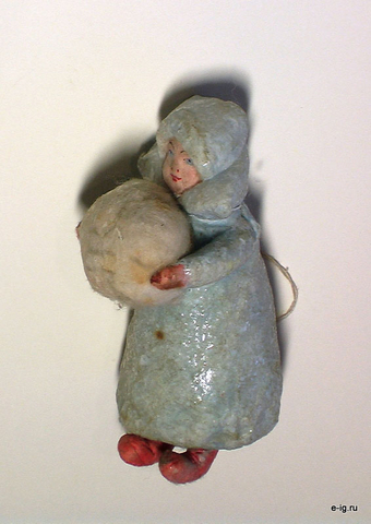 Та же девочка с комом — вид спереди под углом.