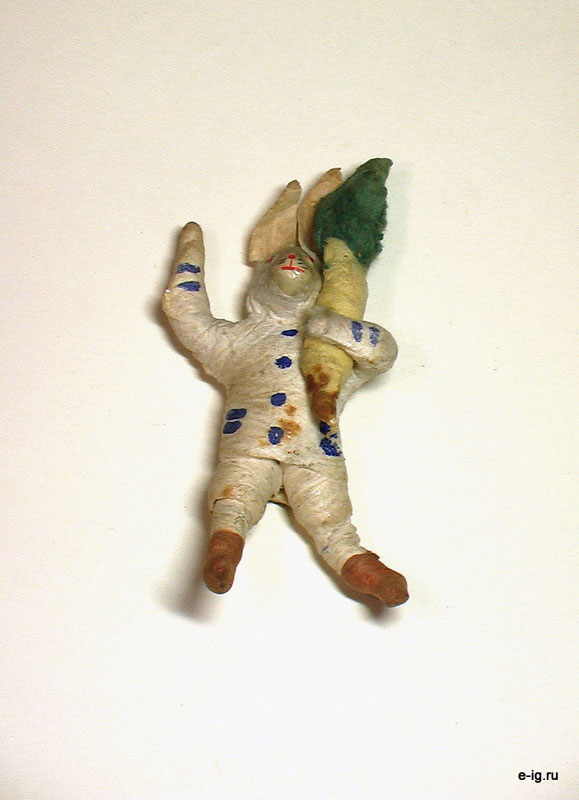 Похожий заяц с морковкой и сине-красными точками на теле.